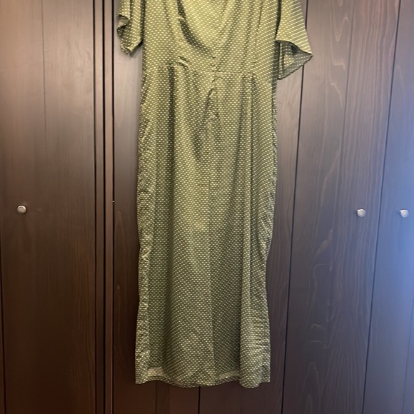 GORGEOUS TALL relaxed jumpsuit with tie front in a green with polka dots in US14 - Picture 10 of 10